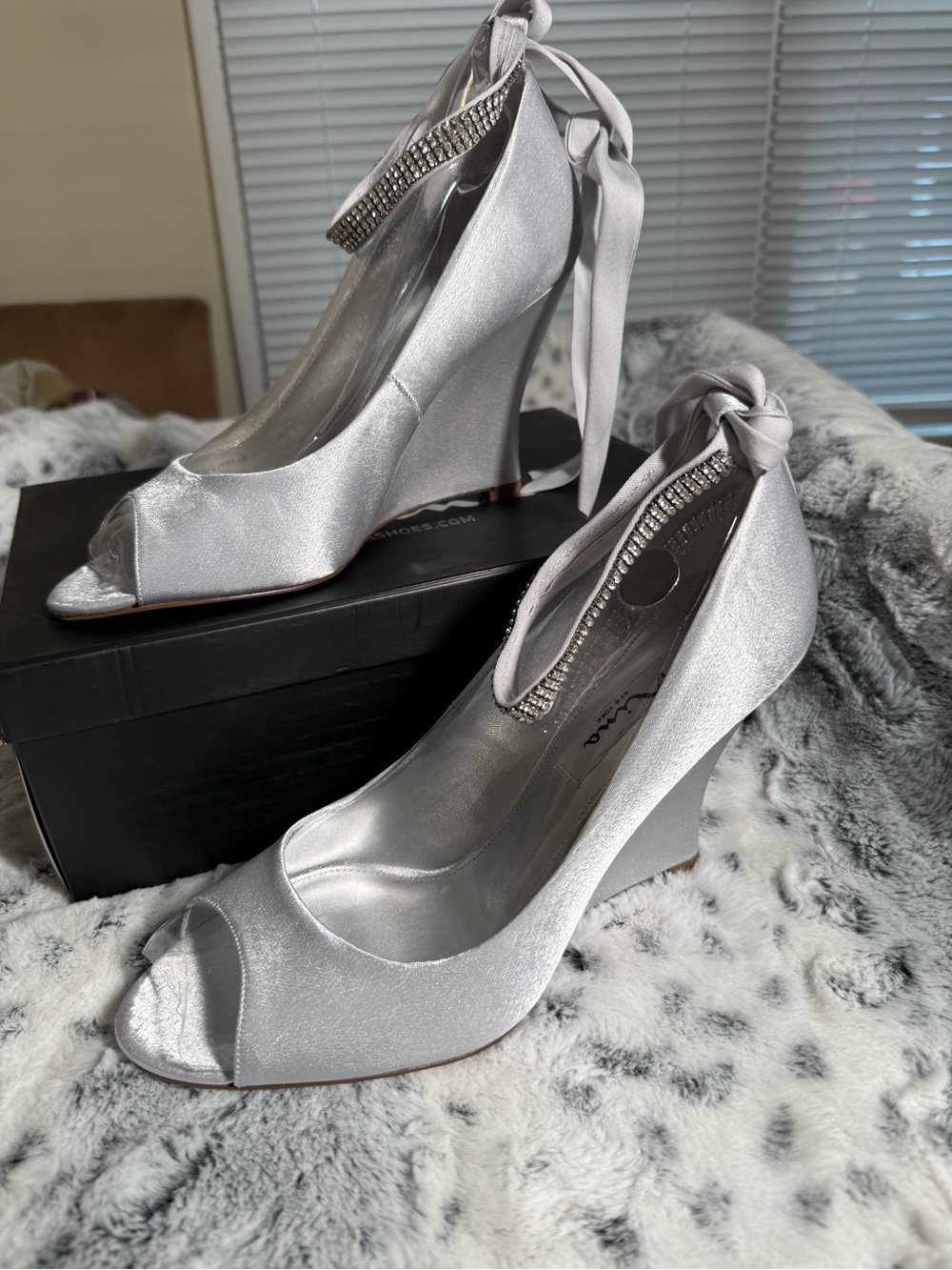Nina NIB Pale Silver Wedding or Special Event Shoes